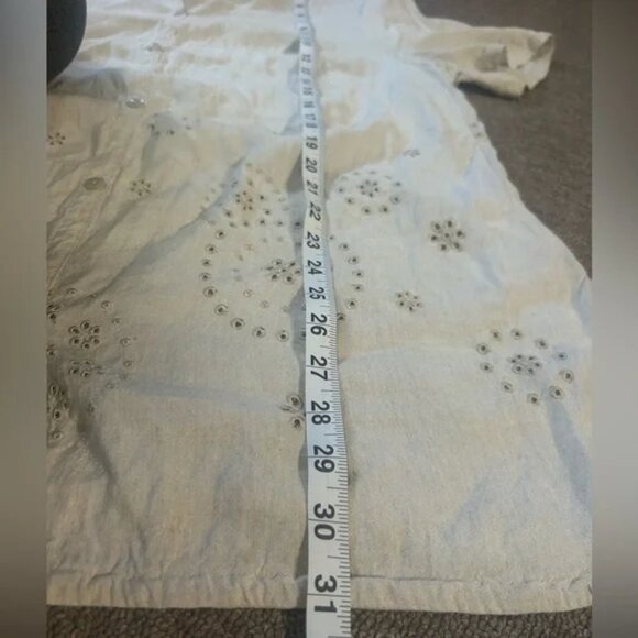 Avenue, size 18, Beige Linen Blend Eyelet Button Down Blouse, long fitted - Picture 3 of 8